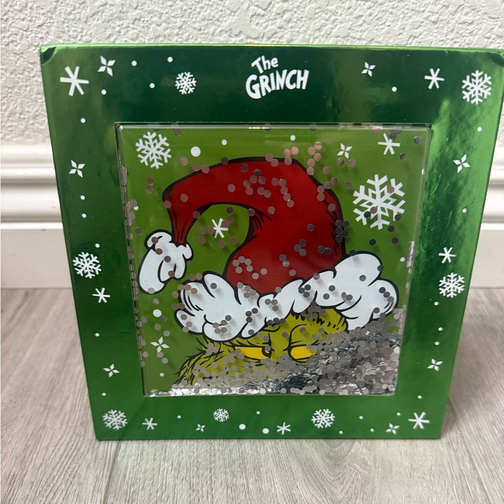 Grinch Snow Globe Palette, The Grinch Eyeshadow Palette, Holiday Makeup Palette